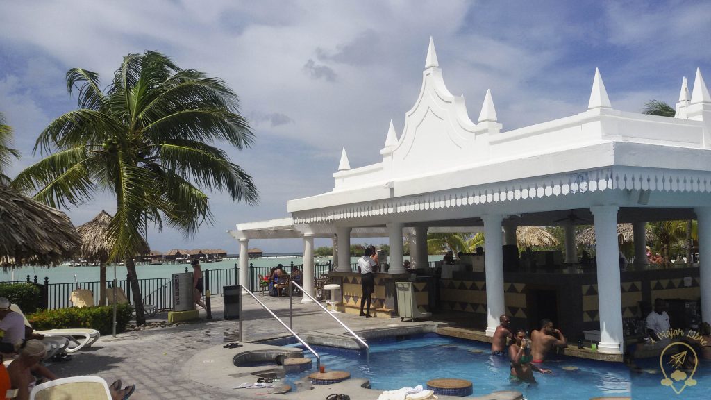 Riú_Montego_Bay_piscina_bar