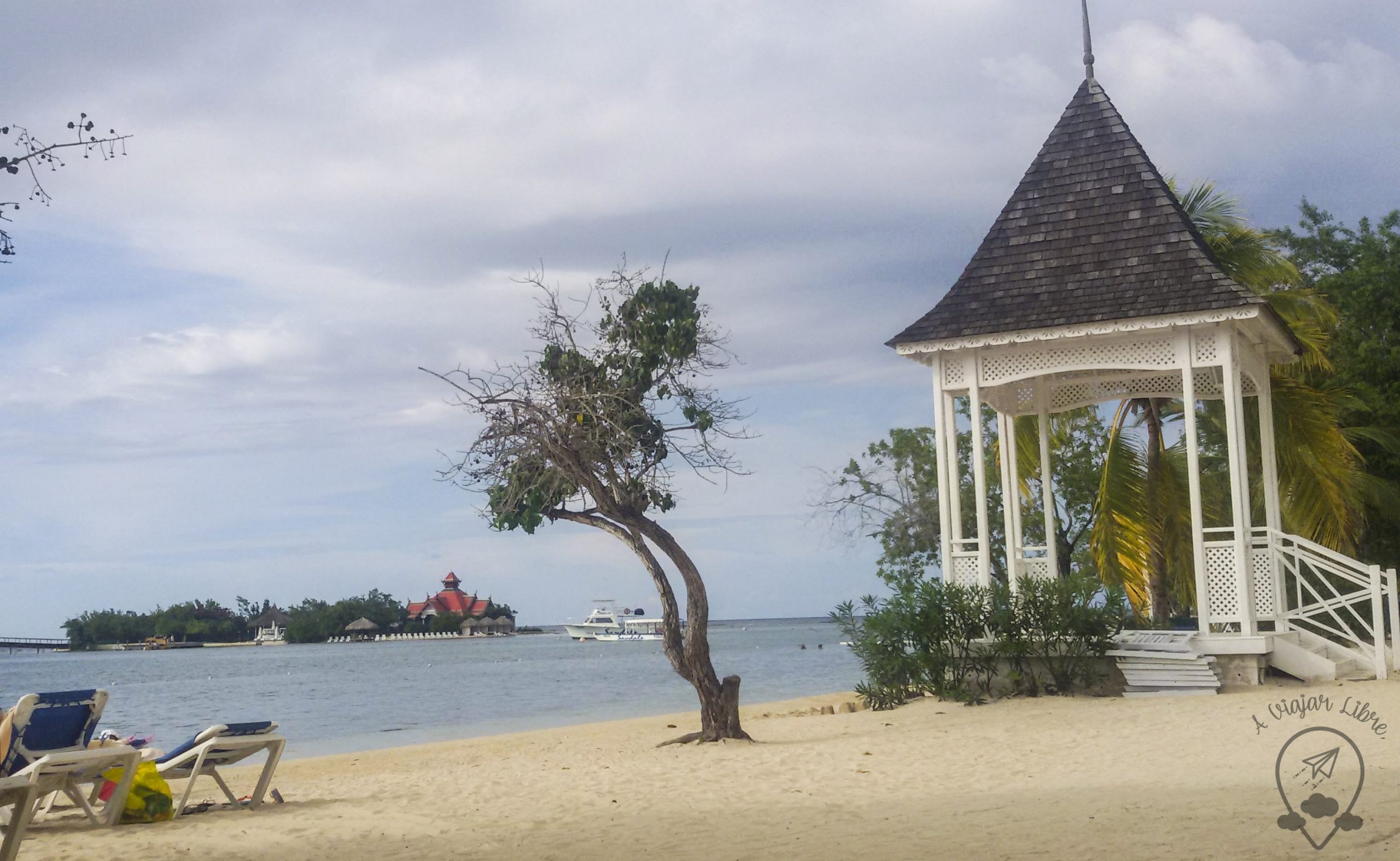 Riú_Montego_Bay_templebeach