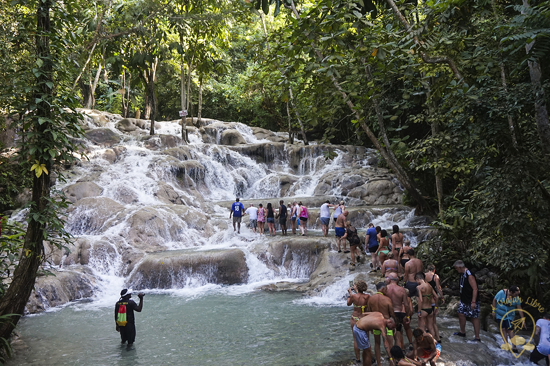 Dunns_river_falls_crowded_Jamaica